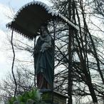 Kapliczka z figurą Matki Bożej z Dzieciątkiem